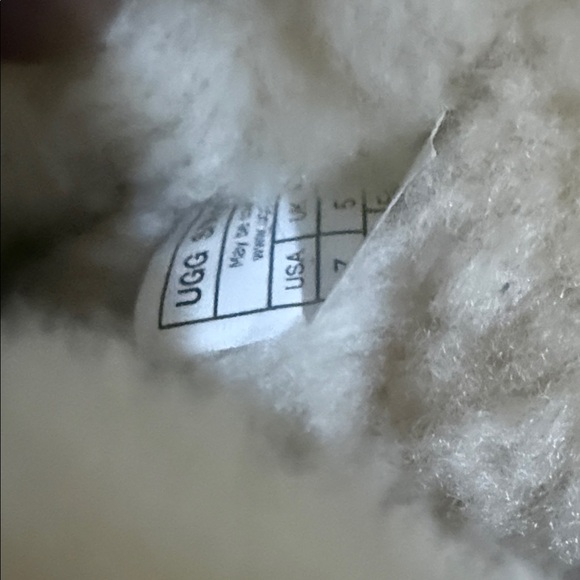 UGG Tan and Cream Shearling Slippers for kids - Picture 9 of 12